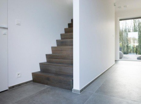 Nouvel escalier en bois construit dans une maison témoin QZEN de l’entreprise Danilith