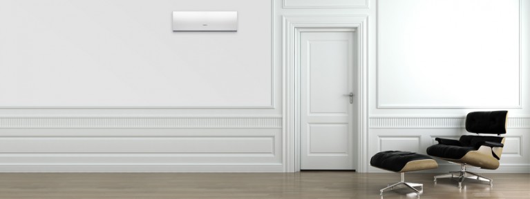 Witte High Wall AircoHeater langs vintage stoel in wit interieur
