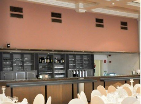 Interieur feestzaal Salons Montovani met bar en twee Airstage inbouwunits