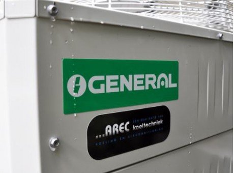Buitenunit Airstage warmtepomp met sticker van General Airconditioning