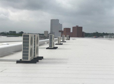 Buitenunits lucht-luchtwarmtepompen General J3L op dak tomatensorteercentrum